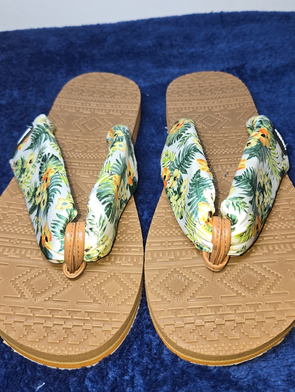NWOT Muk Luks Luk Ees Womens 9 Tropical Satin Cushion Strap Comfort Flip Flops